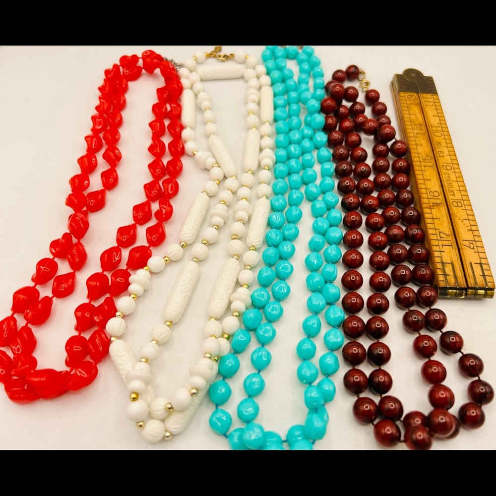 Lot of 4 vintage SARAH COVENTRY plastic bead necklaces red turquoise white - Picture 3 of 12